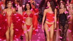 Gigi Hadid, Bella Hadid, Vittoria Ceretti und Carla Bruni auf dem Laufsteg der 2024 Victoria’s Secret Fashion Show in New York City