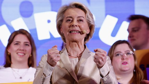 EU-Kommissionspräsidentin Ursula von der Leyen (CDU/EVP) freut sich über den Sieg der EVP-Parteien bei der Europawahl