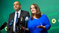 Grünen-Parteivorsitzende Ricarda Lang (r) und Omid Nouripour sprechen bei einem Statement in der Bundesgeschäftsstelle Bündnis 90/Die Grünen