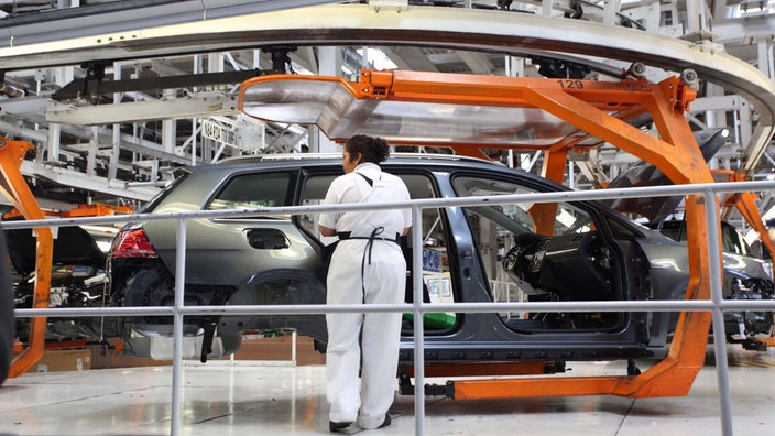 Eine Arbeiterin ist im VW-Werk in Puebla in Mexiko an einem Fließband zu sehen