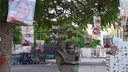 Gedenken an die isralischen Geiseln in Tel Aviv vor einer Statue 