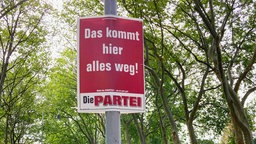 Wahlplakat mit der Aufschrift "Das kommt alles weg hier"