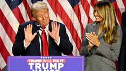 Wahlgewinner Donald Trump zeigt sich mit seiner Frau Melania Trump entspannt bei der Wahlparty in Florida