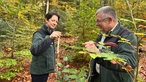 Lutz Jaschke, Sachgebietsleiter Großrauminventuren, Wald und Holz NRW, und Ministerin Gorißen im Wald