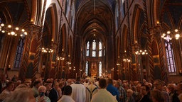 Menschen besuchen den Eröffnungsgottesdienst im Wallfahrtort Kevelaer.
