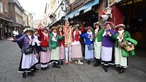 Weiberfastnacht: Kostümierte Feiernde auf den Straßen Düsseldorfs