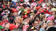 Auf dem Alter Markt in Köln feiern tausende Menschen.