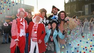 Weiberfastnacht: Feiernde am Hauptbahnhof in Köln