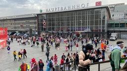 Weiberfastnacht: Anreisende strömen aus dem Kölner Hauptbahnhof