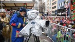 Ein Kamermann des WDR filmt auf dem Alter Markt.