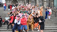 Feiernde vor dem Dom in Köln an Weiberfastnacht