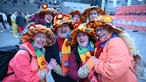 Weiberfastnacht: Feiernde vor dem Hauptbahnhof in Köln