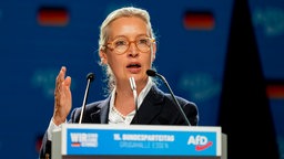 Alice Weidel hält eine Rede auf dem 15. Bundesparteitag der AfD