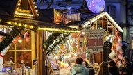  Besucher gehen über den Weihnachtsmarkt in Essen-Steele - Archivbild