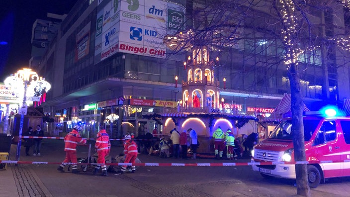 Einsatzkräfte vor dem Weihnachtsmarkt in Magdeburg