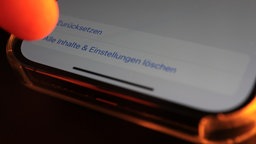 Bevor ein Smartphone weitergegeben oder recycelt wird, sollte man alle Daten sicher löschen