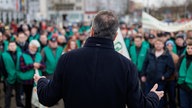 Bayern, Nürnberg: Claus Weselsky, Bundesvorsitzender der GDL, spricht während einer Kundgebung