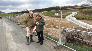 Graf von Kerssenbrock und Mathias Wennemann vor der Baustelle