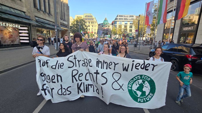 Auf dem Bild sind viele Demonstraten zu sehen.