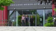 Die Ball-Organisatorinnen vor dem Marianne-Weber-Gymnasium in Lemgo