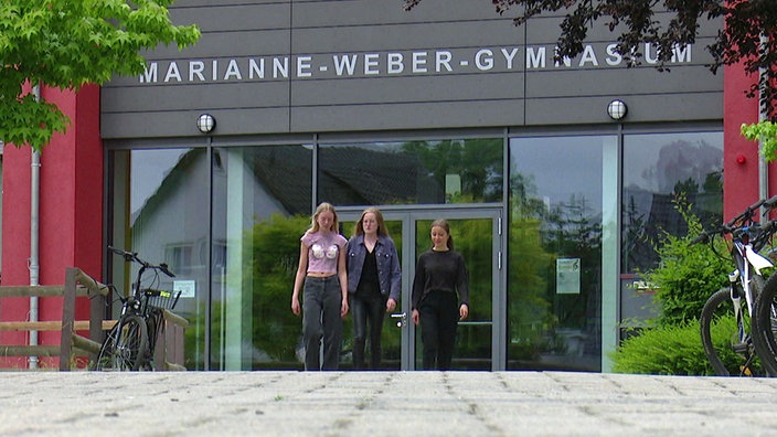 Die Ball-Organisatorinnen vor dem Marianne-Weber-Gymnasium in Lemgo