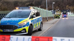 Ein Polizeiauto am Straßenrand