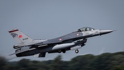 Eine F-16 der türkischen Luftwaffe während der Übung "Air Defender 23"