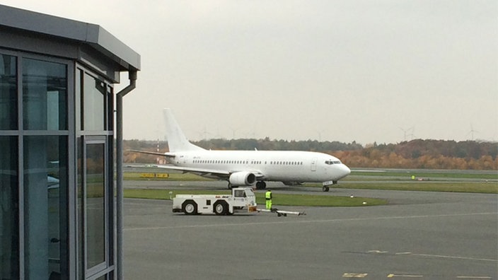 Flugzeug auf der Startbahn am Paderborner Flughafen