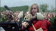 Bärbel Uphoff mit den Schimpansenbabys Max und Moritz bei der Eröffnung des Allwetterzoos vor 50 Jahren 