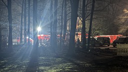 Feuerwehr und Polizeit bei Flutlicht im Einsatz