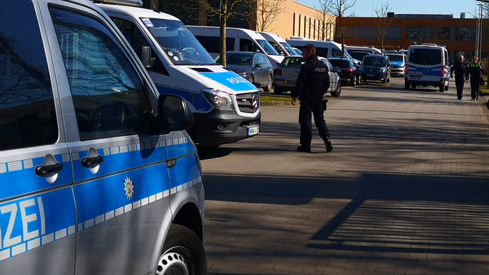 Die Polizei auf dem Schulgelände der Erich-Kästner-Schule in Oelde 