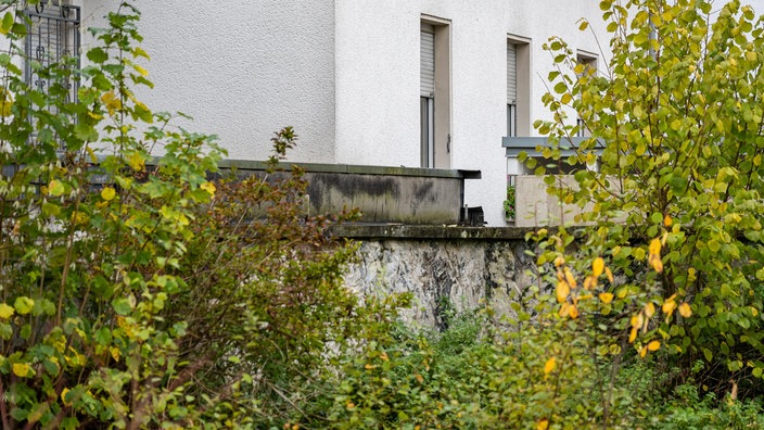 Blick auf das Haus im sauerländischen Attendorn, in dem ein achtjähriges Mädchen fast sein gesamtes Leben lang festgehalten worden sein soll.