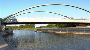 Eine Brücke überspannt einen Kanal.