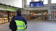 Ein Mann schaut auf die Anzeigetafel am Bahnhof Gütersloh