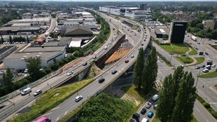 Eine Luftbildaufnahme zeigt das Straßenkreuz von oben - in der Mitte sind die Vorarbeiten für die Behelfsbrücke sichtbar
