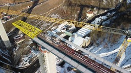 Eine Sicht auf die Brückenbaustelle aus der Höhe durch eine Drohne