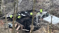 zu sehen sind Archäologen die einen Schutzwall bauen