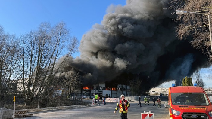 Großbrand mit einer riesiegen grauen Rachwolke