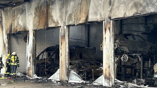 Die ausgebrannte Halle in denen die ausgebrannten Fahrzeuge stehen.