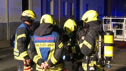 Die Feuerwehr ist vor Ort nach einem Feuer in einem Mehrfamilienhaus in Ahlen