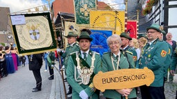 Der neue Bundesschützenkönig Björn Karow aus Frechen inmitten seines Gefolges