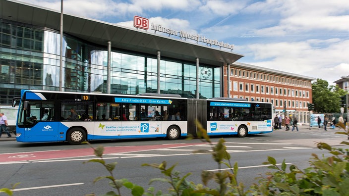 Ein Stadtbus vor dem Hauptbahnhof Münster.