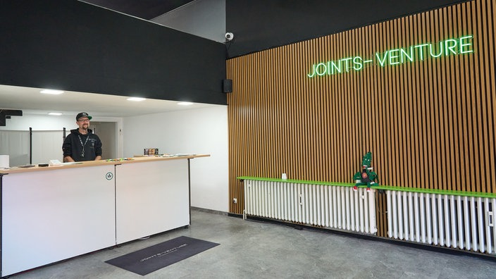 Sascha Fleischer hinter dem Tresen des Cannabis Club "Joints Venture" in Bielefeld