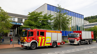 Zwei Feuerwehrautos vor dem Löhrtor-Hallenbad in Siegen