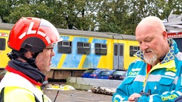 Hanjo Groetschel, Leiter des Rettungsdienstes im Kreis Borken spricht mit einem Kollegen