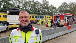 Leiter des Rettungsdienstes Hanjo Groetschel steht im Bild vor einer Katastrophenübung in Enschede.