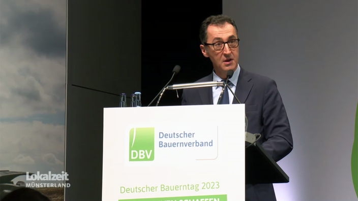 Bundeslandwirtschaftsminister Cem Özdemir steht am Rednerpult beim Deutschen Bauerntag.