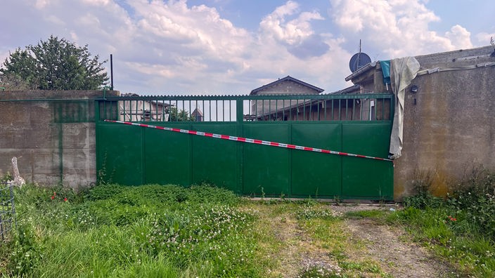 Gesperrtes Tor der Hofanlage in Zülpich
