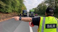 Durchfahrtkontrolle für Lkw an der A45