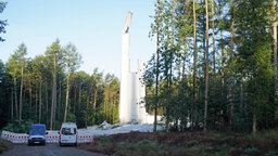 Zerstörtes Windrad im Wald.